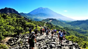Mont rinjani : explorer le volcan sacré au cœur de Lombok